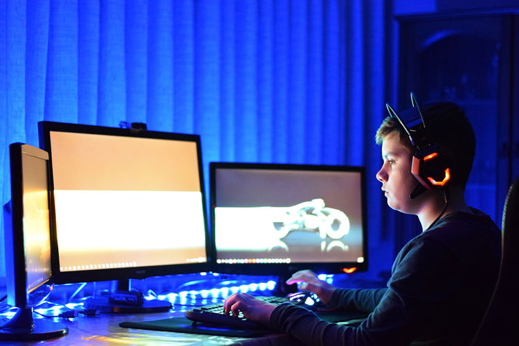 Gutt spiller dataspill. Foto: Pixabay