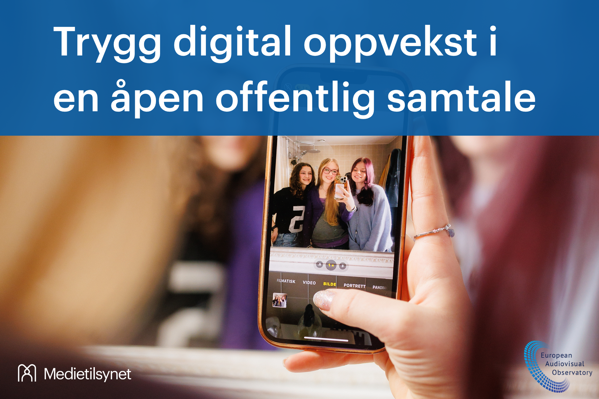 Grafikk for seminaret «Trygg digital oppvekst i en åpen offentlig samtale». Bildet viser tre unge personer som tar speilbilde med en mobiltelefon. Logoene til Medietilsynet og European Audiovisual Observatory vises nederst.