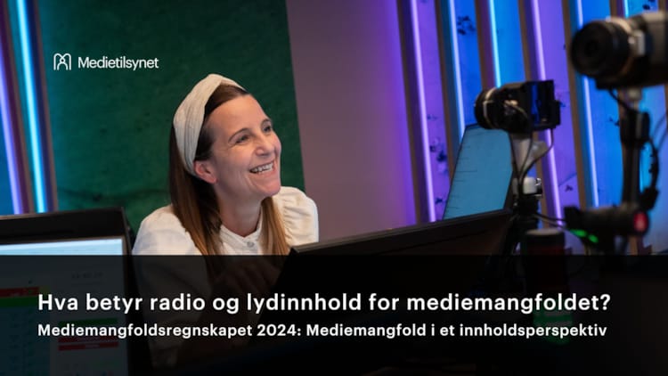 En kvinne sitter smilende i et radiostudio med mikrofon og kamera foran seg. Bakgrunnen er opplyst i blått og lilla, og teksten på bildet lyder: "Hva betyr radio og lydinnhold for mediemangfoldet? Mediemangfoldsregnskapet 2024: Mediemangfold i et innholdsperspektiv."