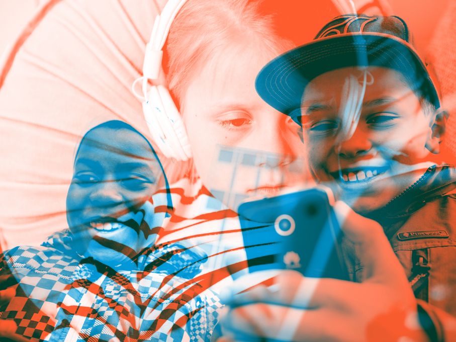 Bildemontasje av tre barneansikter. En har hodetelefoner og en holder holder opp en hånd med en mobiltelefon.