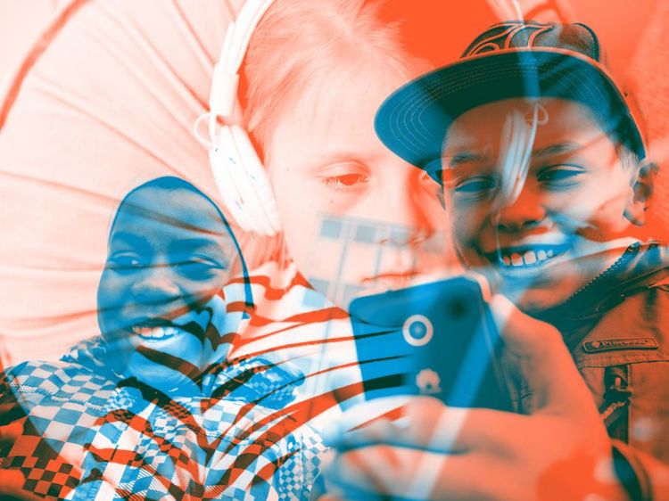 Bildemontasje av tre barneansikter. En har hodetelefoner og en holder holder opp en hånd med en mobiltelefon.