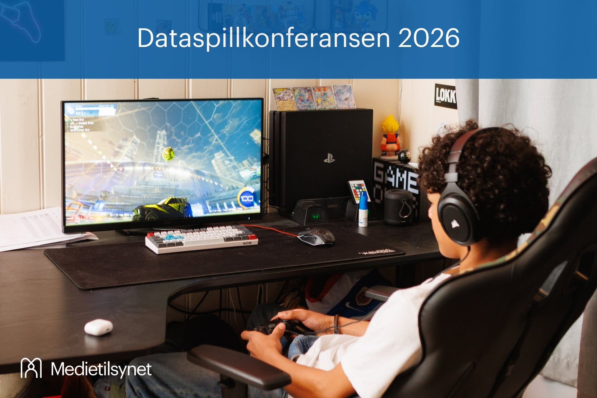 Illustrasjon med Medietilsynets logo. En gutt spiller dataspill. Øverst står teksten: «Fanget og formet av feeden». Nederst til høyre står: «Dataspillkonferansen 2026».