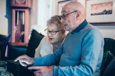 Medietilsynets undersøkelser viser at en ganske høy andel av befolkningen er bekymret for at de legger igjen digitale spor, og at en del synes det er vanskelig å avsløre hva som er en falsk nyhet. Foto Medietilsynet