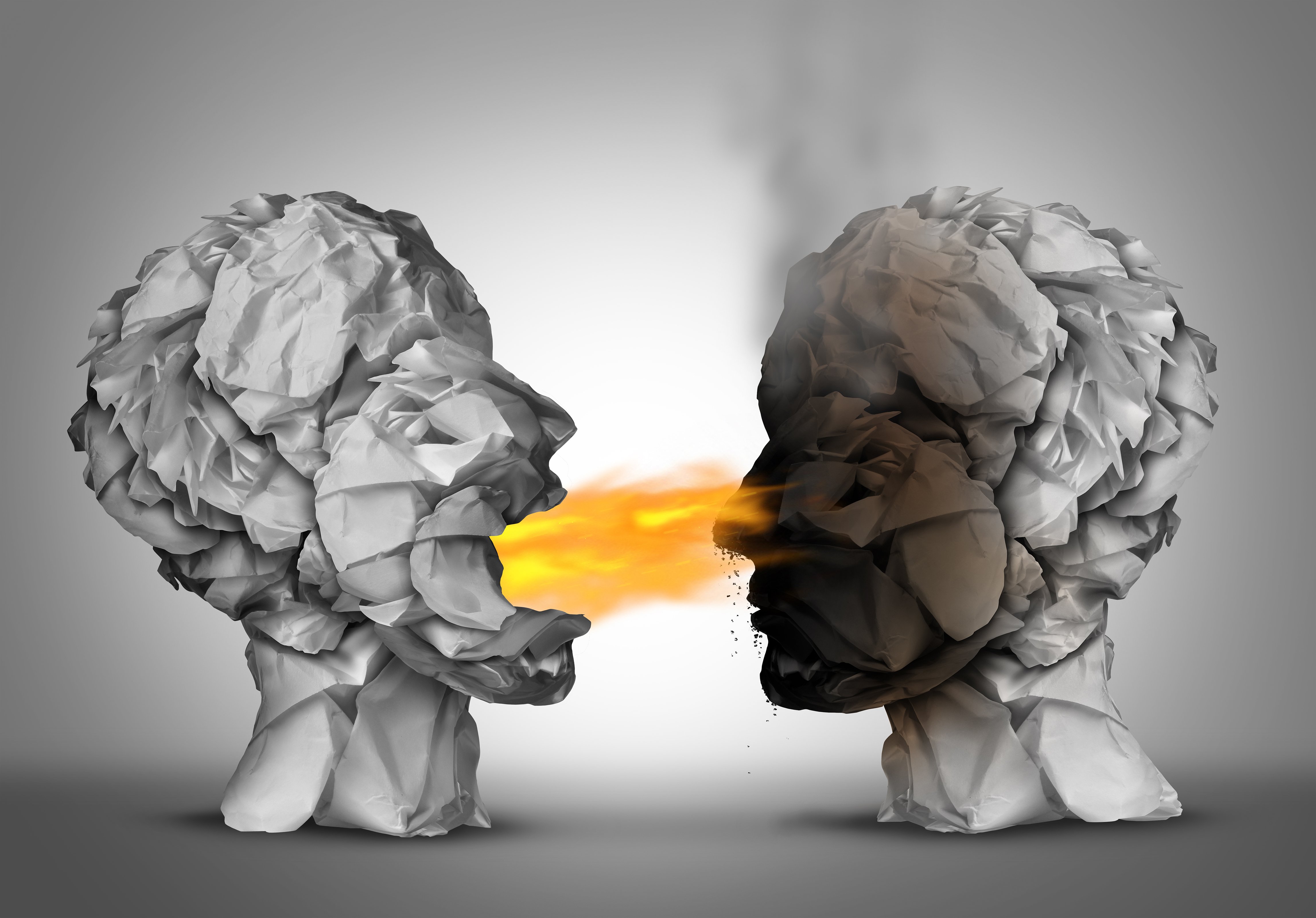 Illustrasjon av to hoder som prater sammen, hvor det ene hodet spyr ild i fjeset på det andre hodet. Illustrasjonen illustrerer hatprat og sjikane. 