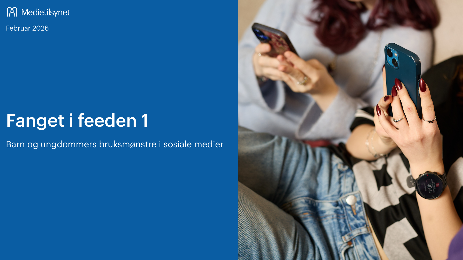 Forside til rapport fra Medietilsynet (februar 2026) med tittelen «Fanget i feeden 1 – Barn og ungdommers bruksmønstre i sosiale medier». Venstre side har blå bakgrunn med tittel og logo. Høyre side viser et nærbilde av to ungdommer som sitter tett sammen og bruker hver sin smarttelefon, med fokus på hendene og skjermene.