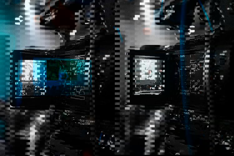 Et videokamera filmer en scene