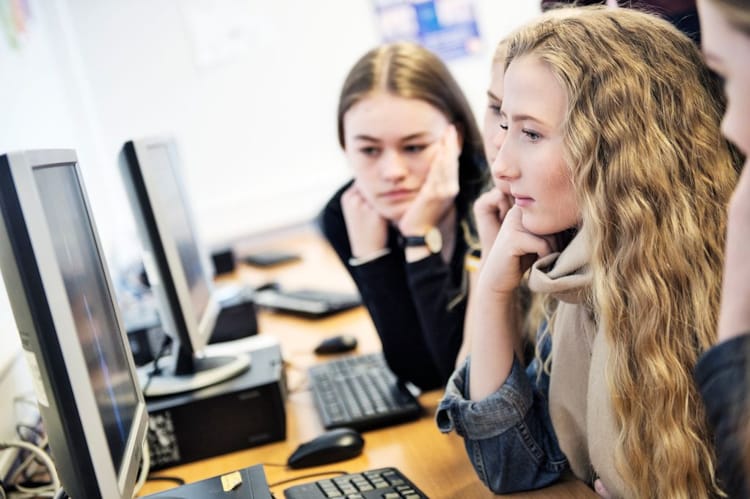 Til tross for at nesten alle 13–18-åringer har mobil og tilgang til pc på skolen eller hjemme, fører dårlig IKT-utstyr til at ikke alle ungdommer kan delta digitalt på lik linje med majoriteten. Foto Medietilsynet