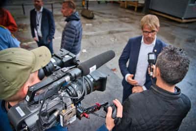 TV 2s allmennkringkastingsoppdrag omfatter egenproduserte daglige nyhetsprogram, norskspråklige program for barn og unge og førstegangsvisninger av norsk film og tv-drama. Foto TV 2.