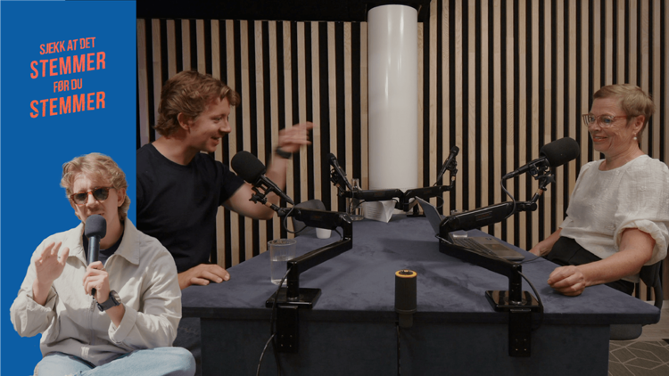 Podkaststudio med intervjuer og gjest. Til venstre står teksten sjekk at det stemmer, før du stemmer.
