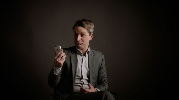 Fagdirektør Finn Myrstad i Forbrukerrådet prøvde å skjule at han skulle bli pappa. Det gikk ikke. Nå har Medietilsynet i samarbeid med Forbrukerrådet kommet med en kampanje om hvordan du begrenser din digitale hale. Foto Harald Spjelkavik/ Medietilsynet