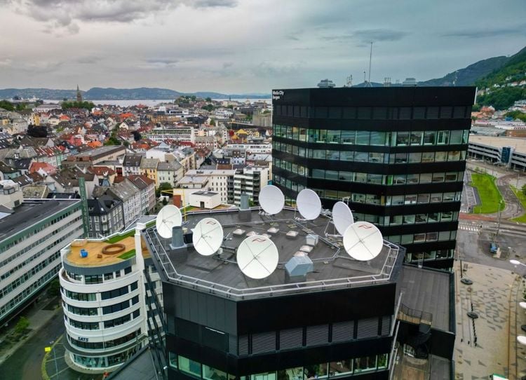 TV 2s hovedkontor i Bergen med deler av byen i bakgrunnen.