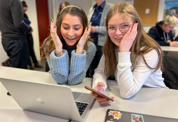 Jana Jeličić og Frid-Lorine Danielsen Aarnes i andre trinn ved Hvam videregående skole tester nytt læringsopplegg. Foto: Rune Valle.