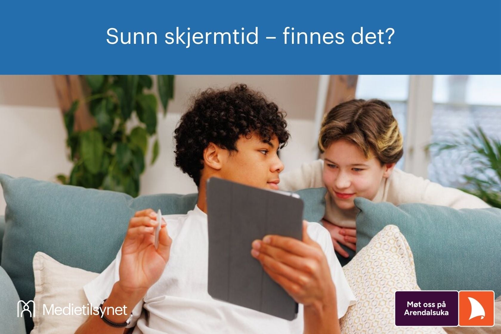 Illustrasjon med Medietilsynets logo. To gutter ser på et nettbrett. Øverst står teksten: «Sunn skjermtid – finnes det?». Nederst til høyre står: «Møt oss på Arendalsuka».