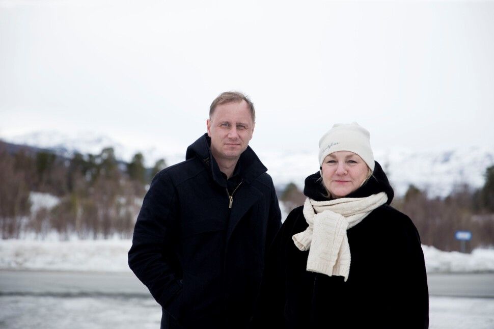 Bilde av de to vinnerne fra sist prisen ble delt ut. De står ute i vinterlig landskap, og begge har svart jakke på.