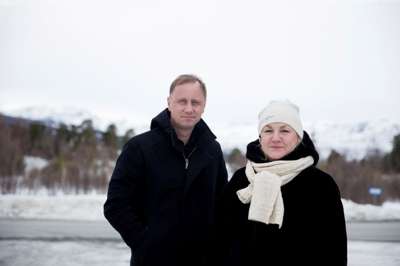 Bilde av de to vinnerne fra sist prisen ble delt ut. De står ute i vinterlig landskap, og begge har svart jakke på.