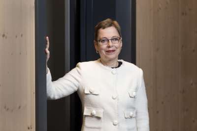 Portrettfoto av Mari Velsand. Hun har på seg en hvit jakke.