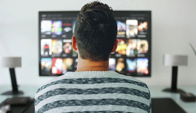 Ein mann ser på tv