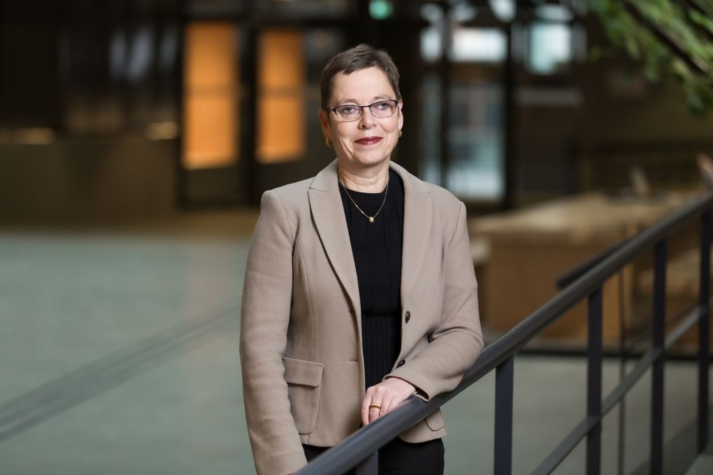 Portrettbilde i halvfigur av Medietilsynets direktør, Mari Velsand. Hun har på seg en svart topp og en beige blazer.