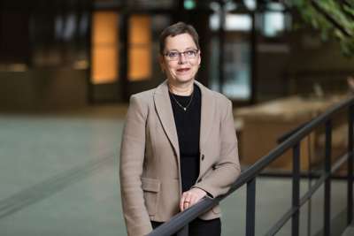 Portrettbilde i halvfigur av Medietilsynets direktør, Mari Velsand. Hun har på seg en svart topp og en beige blazer.