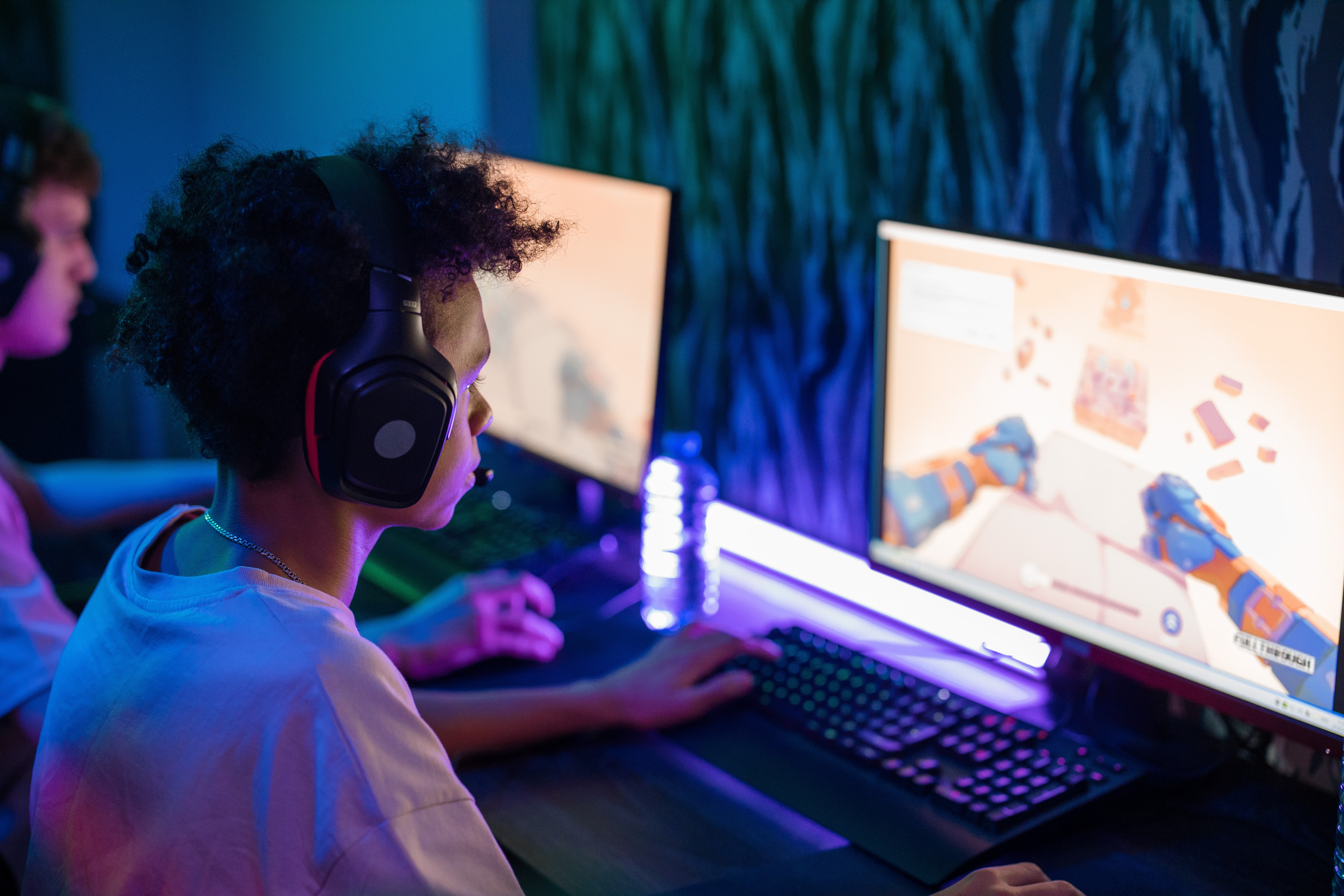 En person sitter foran en PC-skjerm og spiller et dataspill