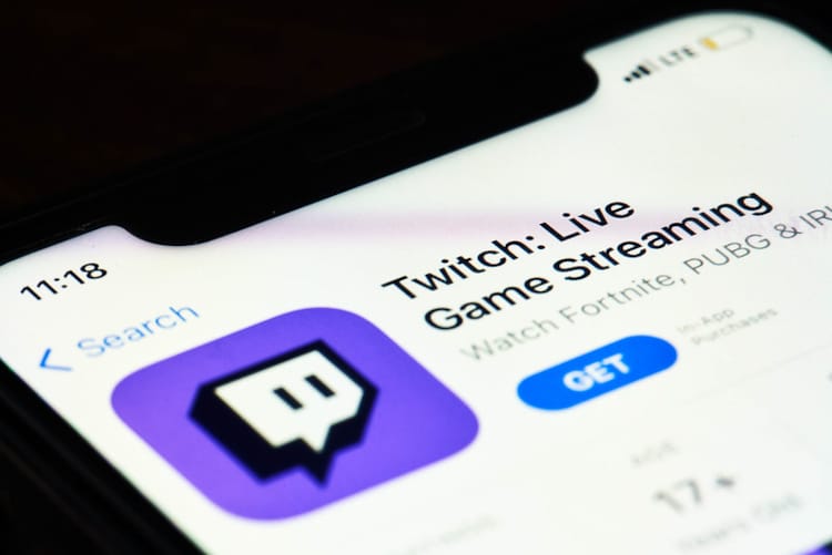 Bildet viser en mobiltelefon som holder på å laste ned appen Twitch. Foto Marco Verch