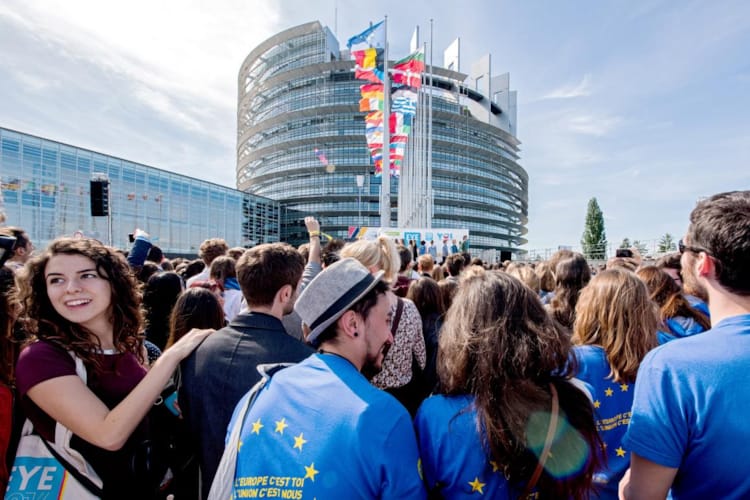 Youth participating in EYE youth work in front of European Parliament. Photo: European Parliament