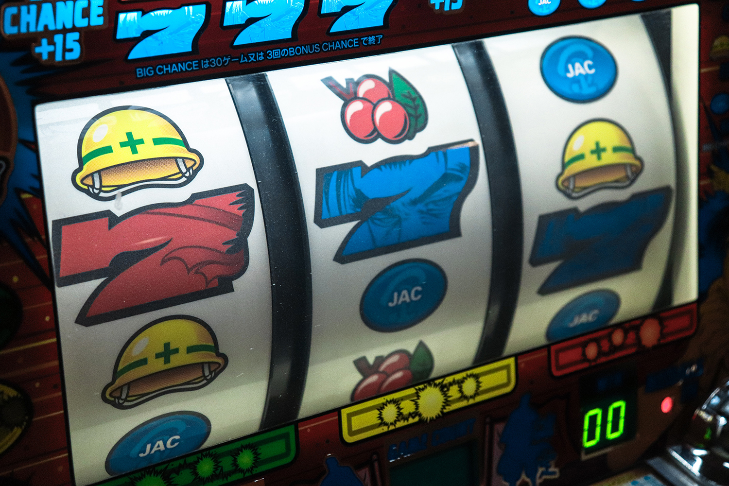 Bildet viser en spillmaskin med tall og illustrerer pengespill.