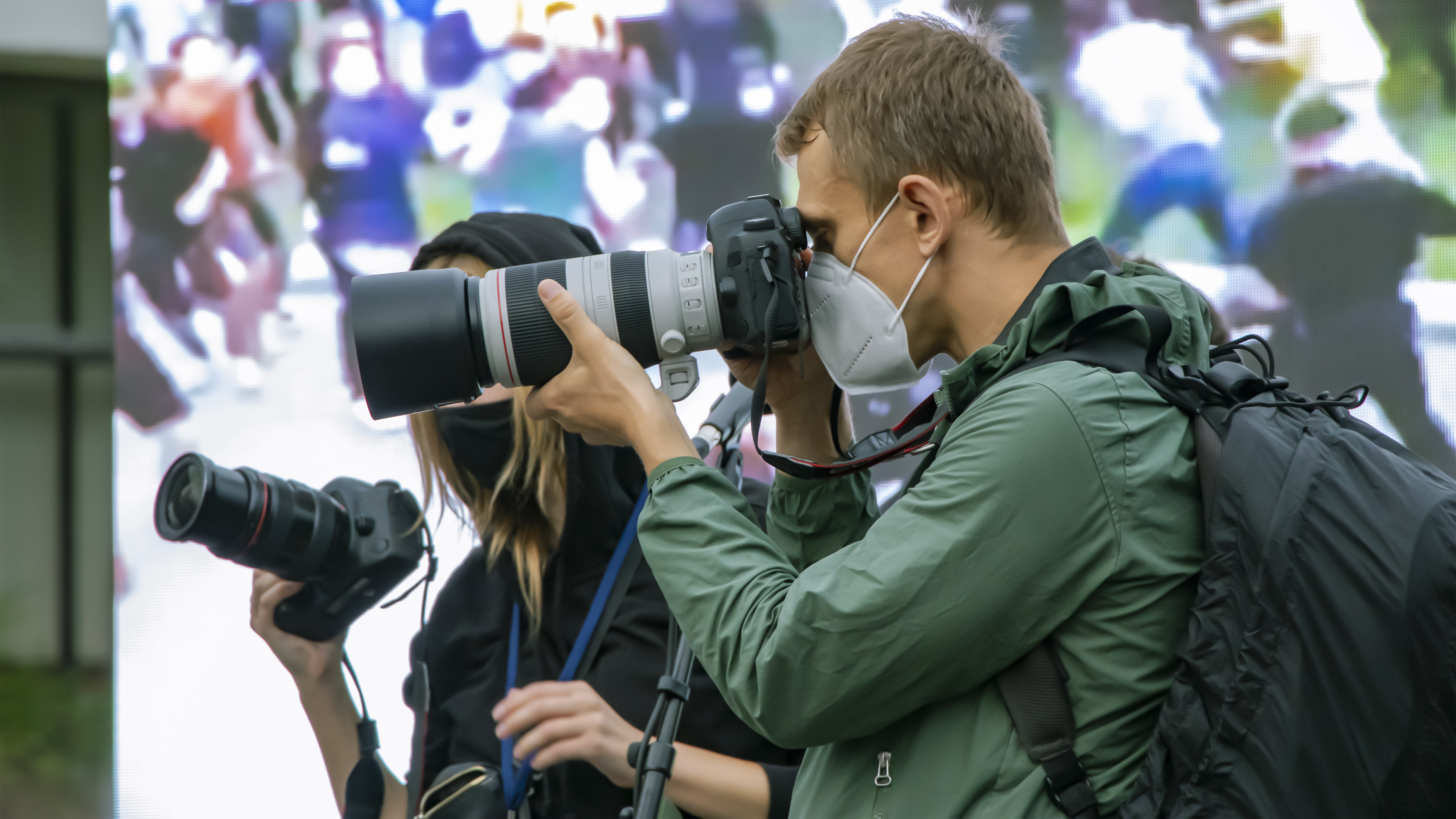 Bildet viser journalister som tar bilde på en pressekonferanse eller et event. Foto: Mostphotos