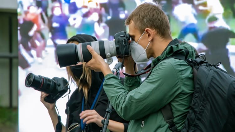 Bildet viser journalister som tar bilde på en pressekonferanse eller et event. Foto: Mostphotos
