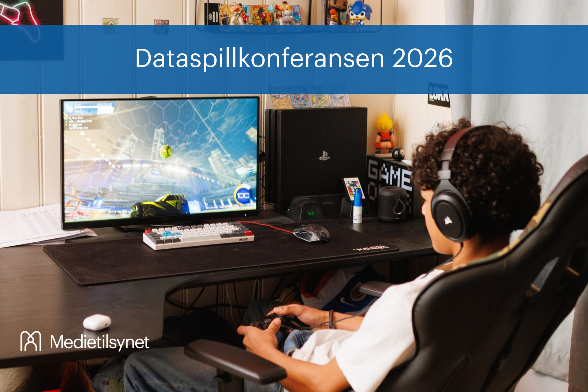 En ungdom med hodetelefoner sitter i en gamingstol og spiller dataspillet Rocket League på en skjerm. Øverst i bildet står teksten «Dataspillkonferansen 2026», med Medietilsynets logo nederst til venstre.