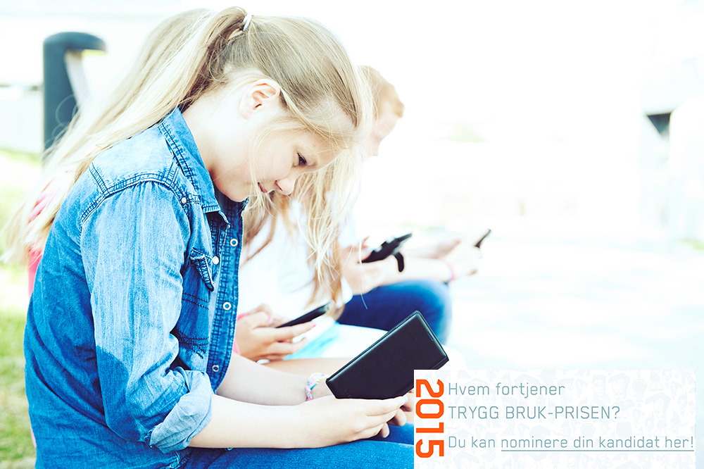 Bilde av jente som bruker mobil - nominering Trygg bruk-prisen 2015. Foto Kine Jensen