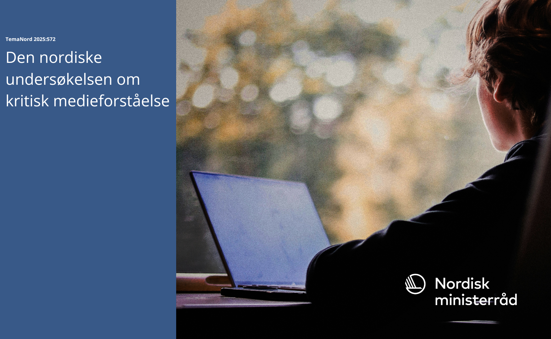 Forsidebilde til rapporten «Den nordiske undersøkelsen om kritisk medieforståelse». Til venstre er en blå flate med tittel og rapportnummeret «TemaNord 2025:572». Til høyre sitter en person sett bakfra ved et bord og bruker en bærbar PC, med et uskarpt naturpreg i bakgrunnen. Nederst til høyre vises logoen til Nordisk ministerråd.