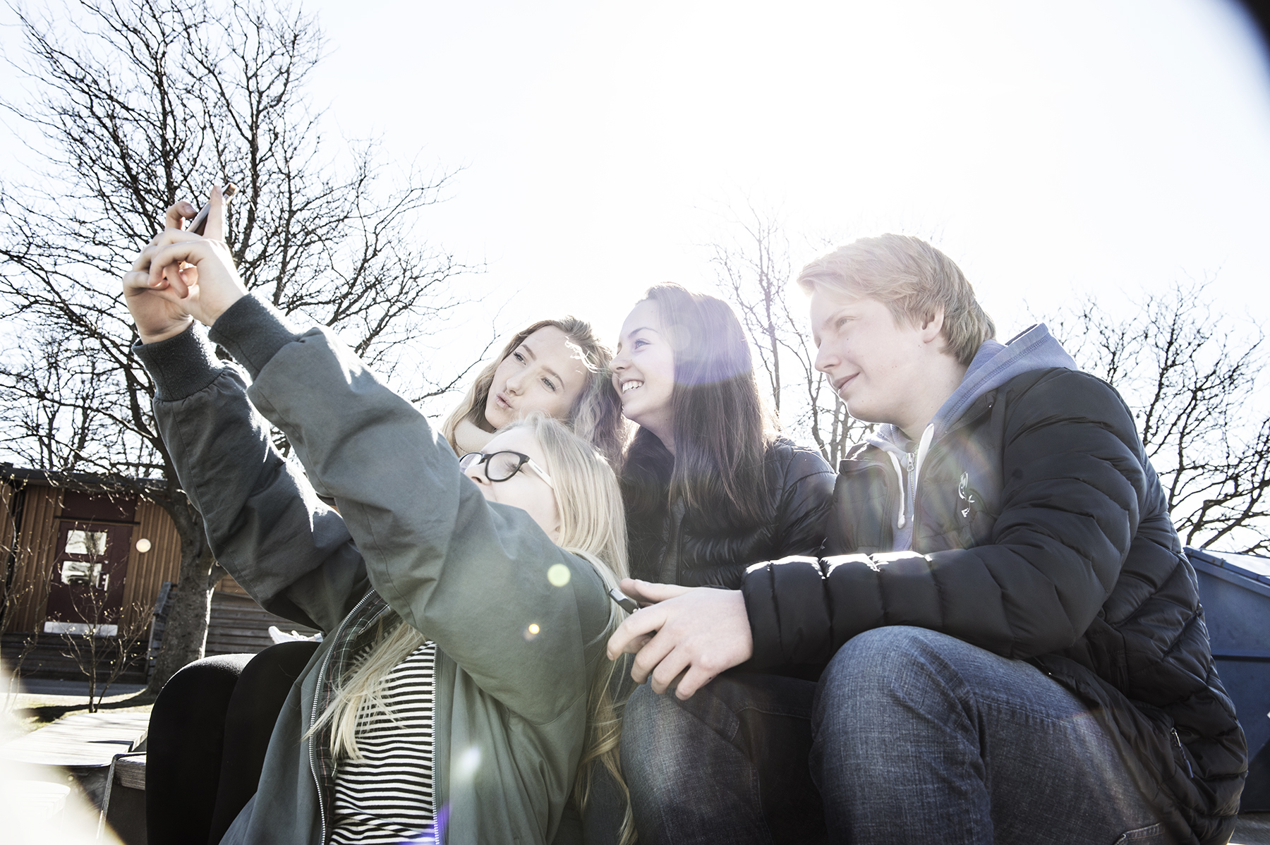 Ungdom tar selfie med mobil ute. Foto Medietilsynet