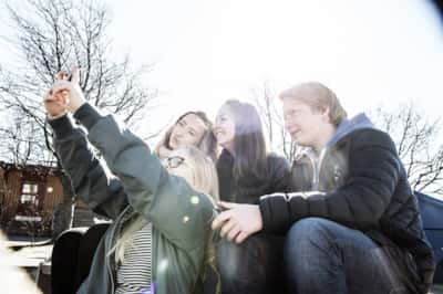 Ungdom tar selfie med mobil ute. Foto Medietilsynet