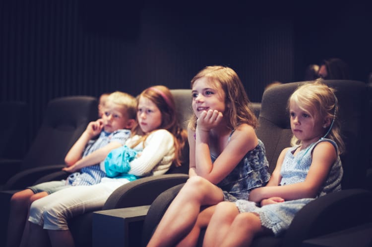 Barn ser på kinofilm. Foto: Medietilsynet