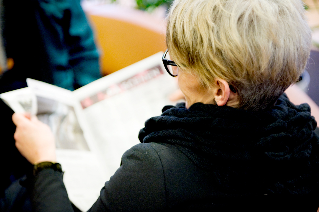 Kvinne leser avis. Foto: Medieitilsynet