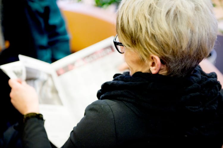 Kvinne leser avis. Foto: Medietilsynet