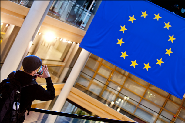 Eu-flagg og mann som tar bilde. Foto: European Parliament
