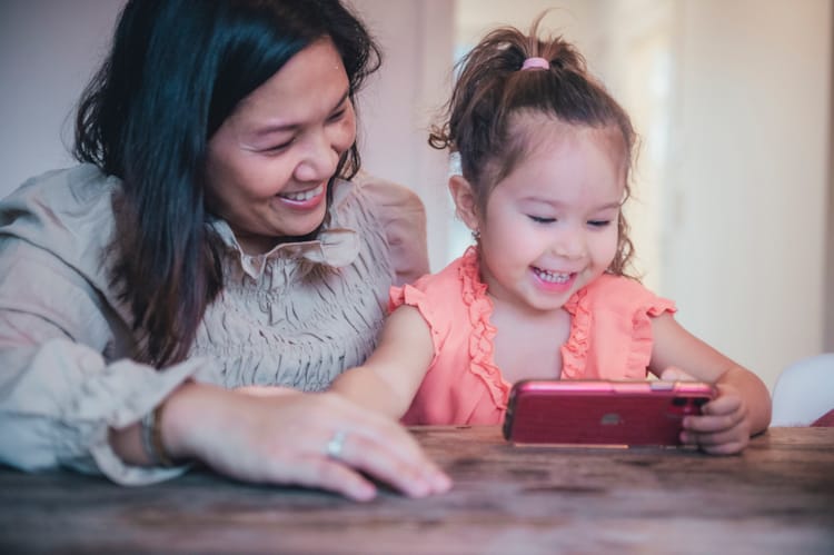 Mor og datter ser på mobiltelefon sammen. Foto Kine Jensen/Medietilsynet