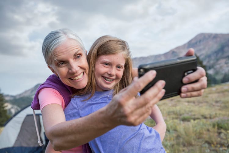 Bestemor tar selfe med barnebarn. Foto Getty