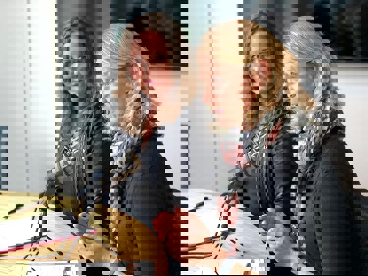 Filmprat i podden: Mari Velsand i samtale med seniorrådgivere og filmsakkyndige i Medietilsynet Line Langnes (t.v.) og Berit Andersen. Foto Medietilsynet