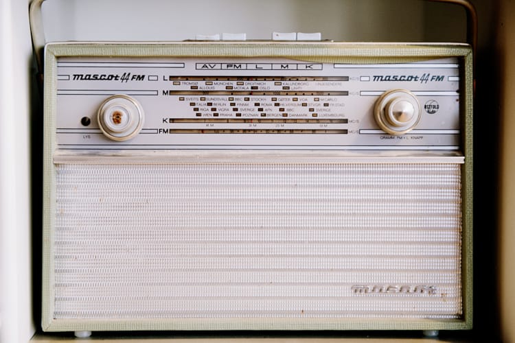 Bilde viser ein antikvarisk radio. Foto Kine Jensen/Medietilsynet