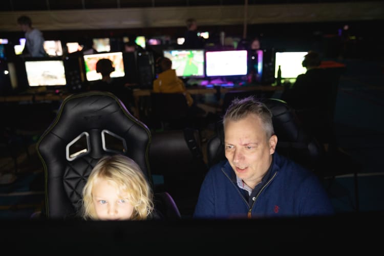 Thomas Wilhelmsen og datteren Miriam på åtte er ikke lenger et sjeldent syn på LAN: foreldre og barn sammen og gaming-hobbyen.