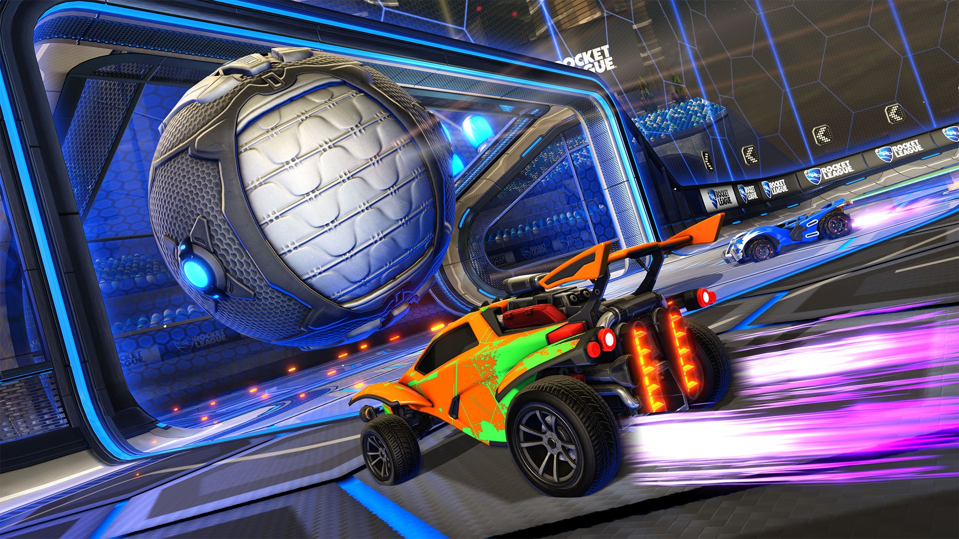 Skjermdump fra Rocket League. To rakettdrevne biler kjemper om å komme først til en stor ball som ligger rett foran målet.