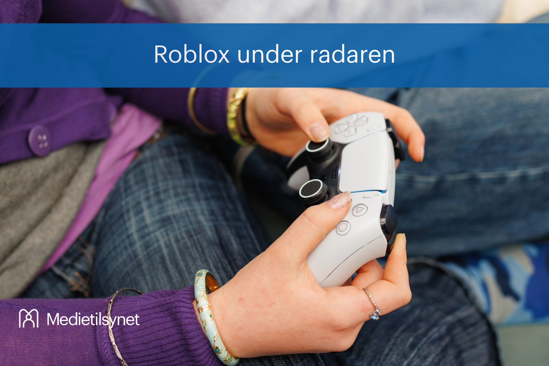 Forsiden til Medietilsynets rapport «Roblox under radaren». Bildet viser en person i lilla genser og jeans som holder en hvit spillkontroller. Rapporttittelen står med hvit skrift på et blått felt øverst, og Medietilsynets logo er plassert nederst til venstre.», med Medietilsynets logo nederst til venstre.