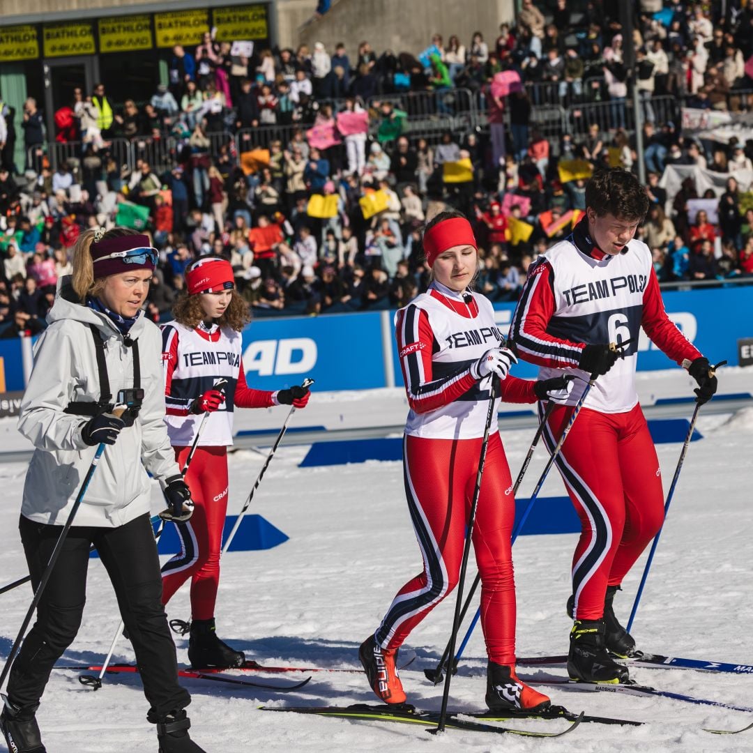Fire langrennsl&oslash;pere p&aring; vei mot m&aring;l i et skirenn i Holmenkollen. Foto.
