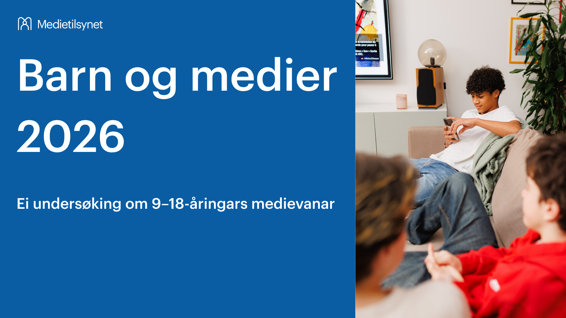 Forside til rapporten «Barn og medier 2026 – Ei undersøking om 9–18-åringars medievanar». Til høgre sit fleire unge i ein sofa, der ein av dei bruker mobiltelefon.