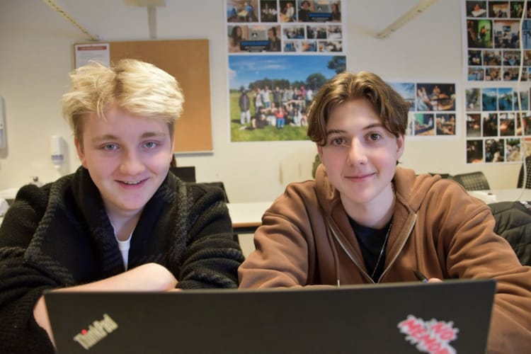 To elever og en lærer ved Hvam videregående skole tester kodekammeret. Fotografi.
